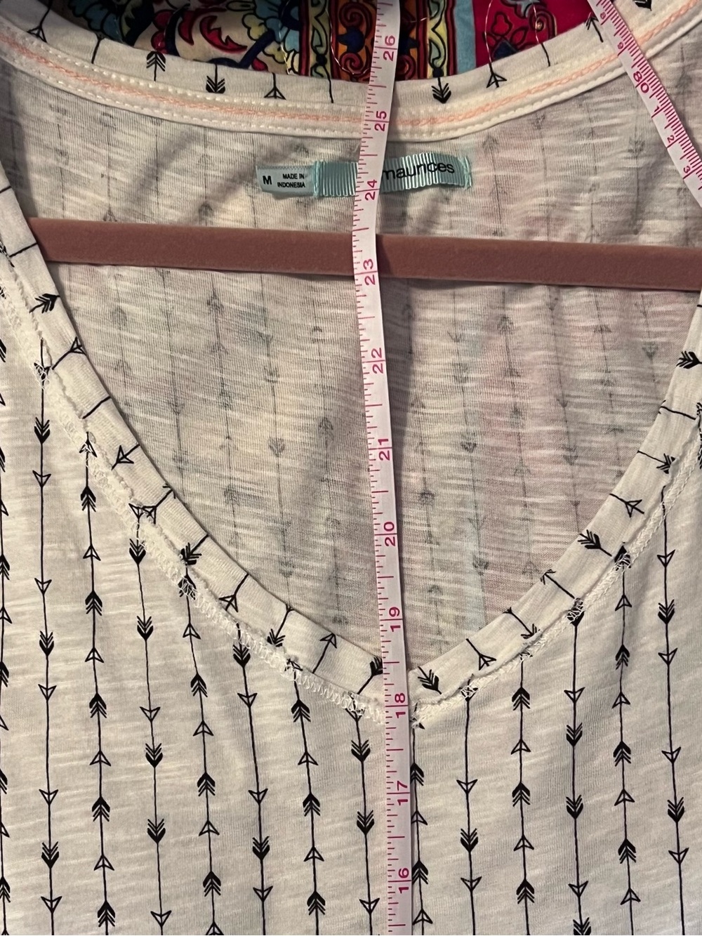 Maurices Cream V-Neck Top w/Arrow Print Women’s Size Medium Feminine Boho Chic - Picture 15 of 15